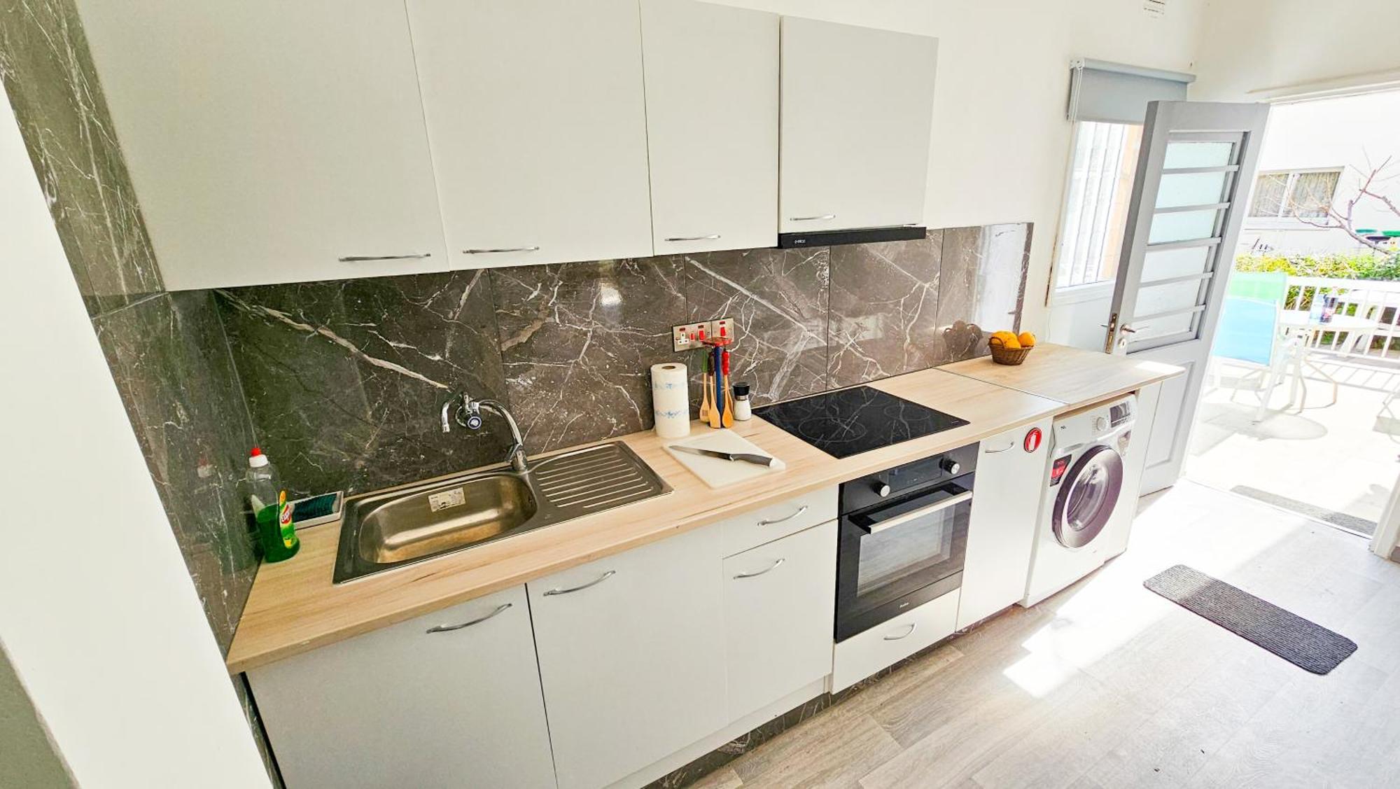 The Lemon Tree Hostel Ларнака Екстериор снимка